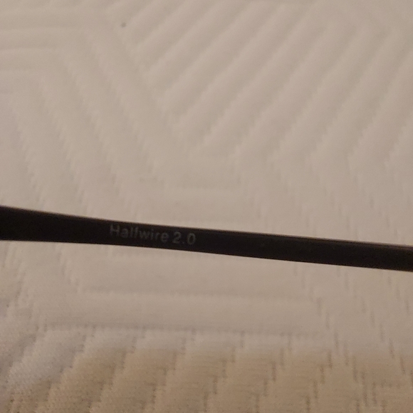 Men's Oakley sunglasses - Picture 3 of 11